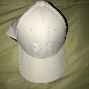WHITE UNDER ARMOUR HAT
